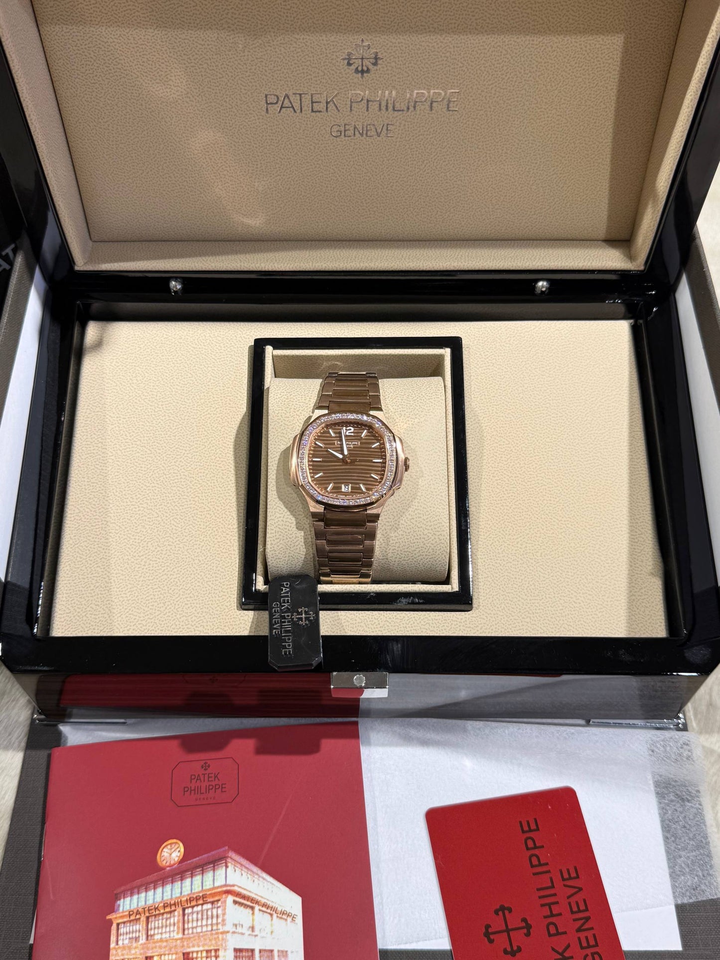 Patek Philippe femme Bronze serti chocolat
