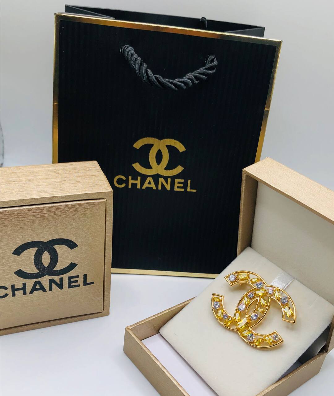 Broche doré CHANEL